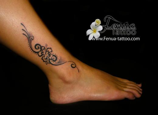1b°) tatouage polynesien de fleur sur pied